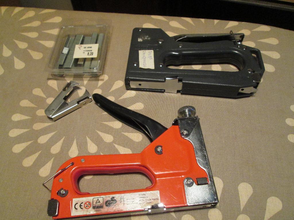 2 Zware Nietapparaten Tackers , verwijderaar en nietjes, Doe-het-zelf en Verbouw, Ophalen of Verzenden, Gebruikt