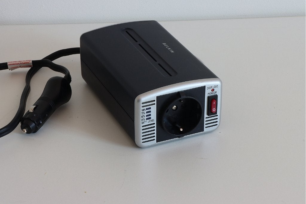 Belkin omvormer 300 watt piek vermogen 600 watt 12v naar 230, Ophalen of Verzenden