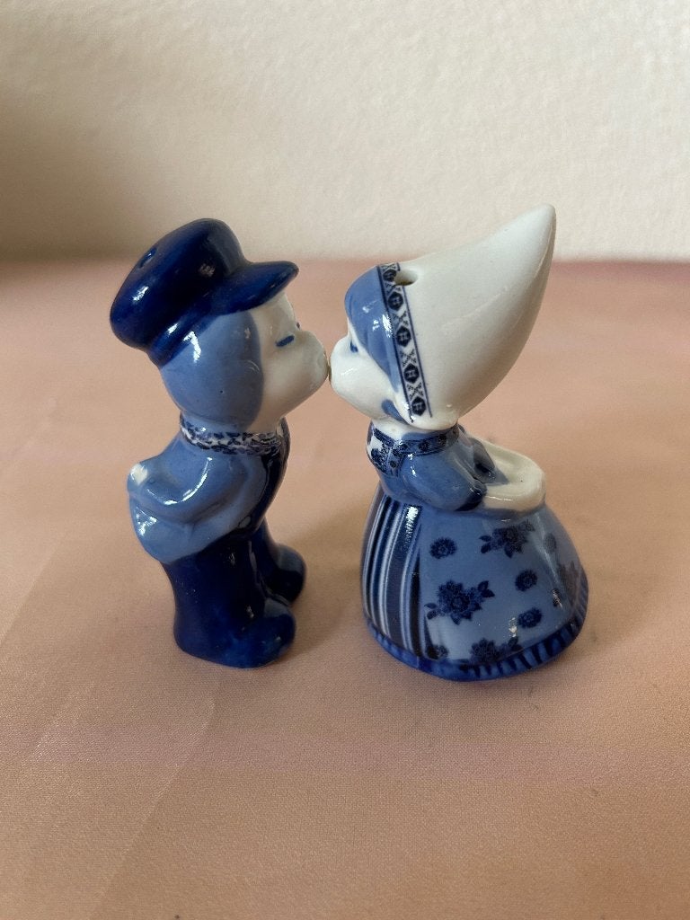 Delfts blauw peper en zoutstel kussend paartje, Onbekend / Traditioneel souvenirmerk, Onbekend, Ophalen of Verzenden, Zo goed als nieuw