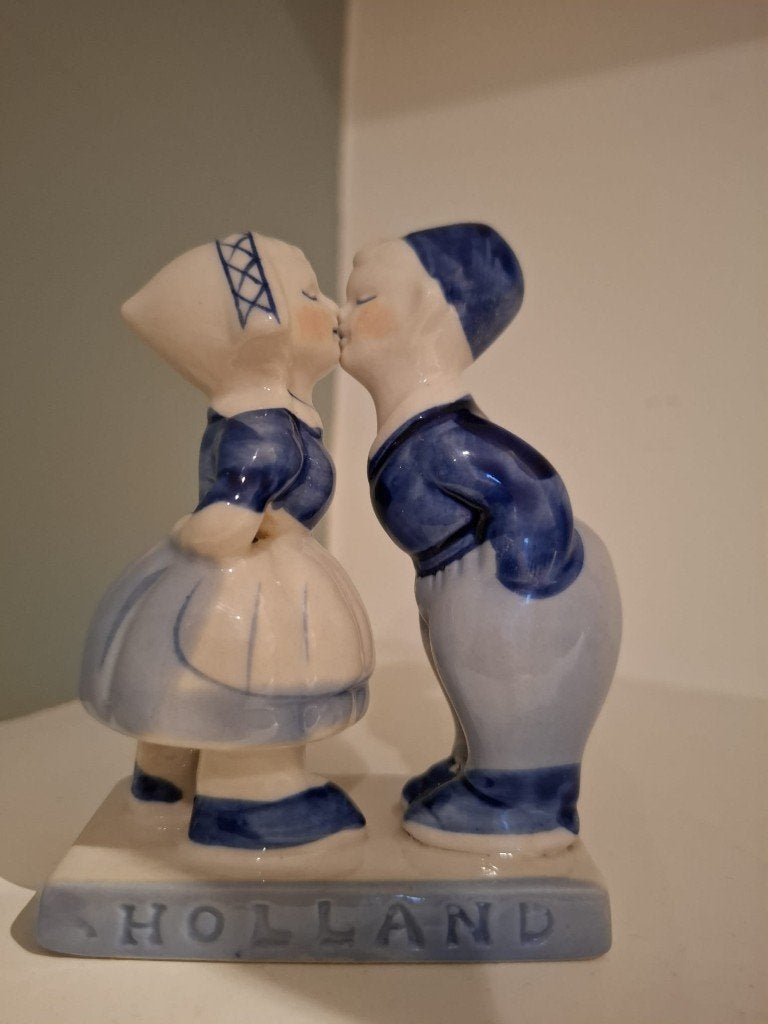 Knus liefdevol koppeltje in porselein Delfts blauw, Ophalen of Verzenden