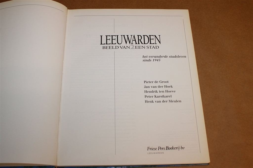 Leeuwarden Na 1945 — Fotoboek Stadsleven Deel 2, Boeken, Ophalen of Verzenden, Gelezen