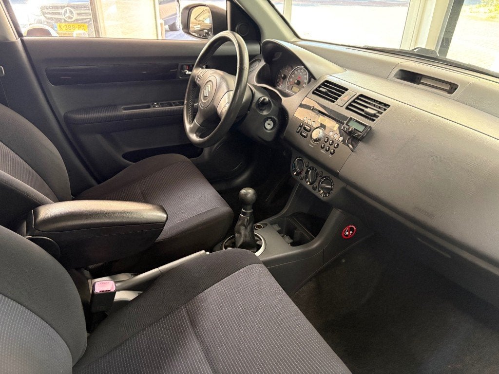 Suzuki SWIFT 1.3 COMFORT Airco CV Radio nieuwe apk, Voorwielaandrijving, Huisgarantie, Met garantie (alle), 400 kg