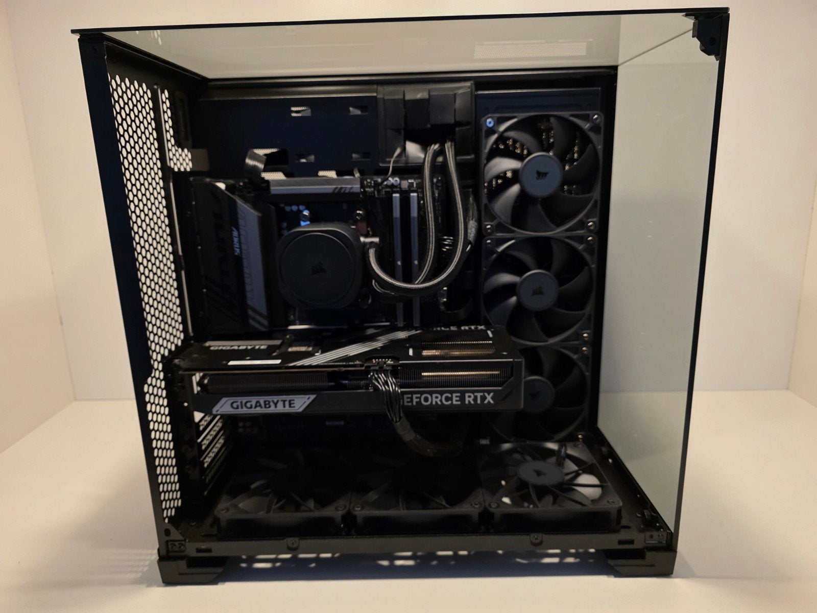 High end PC RTX 5080 minimalistische black on black look, 32 GB, Zelf gebouwde pc, Ophalen of Verzenden, Zo goed als nieuw