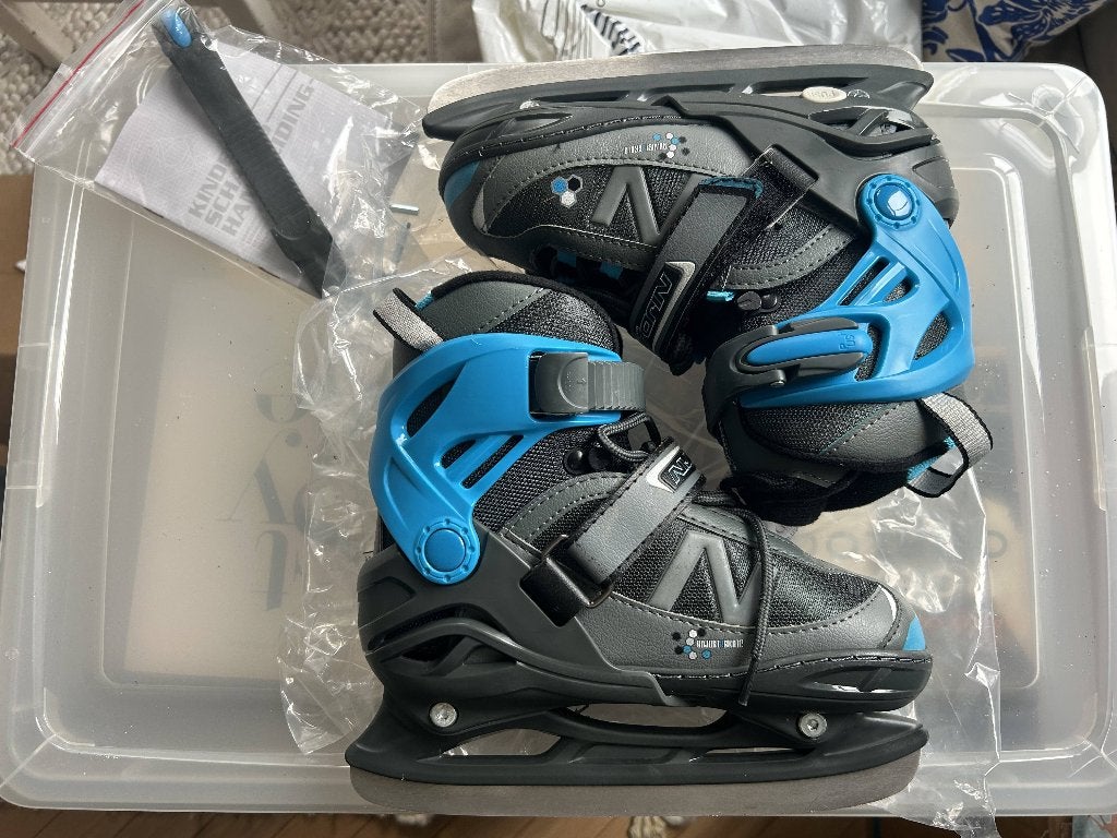 Zwarte met blauwe schaatsen, verstelbaar maat 35-38, Nijdam, Ophalen, Zo goed als nieuw, IJshockeyschaatsen, Nijdam
