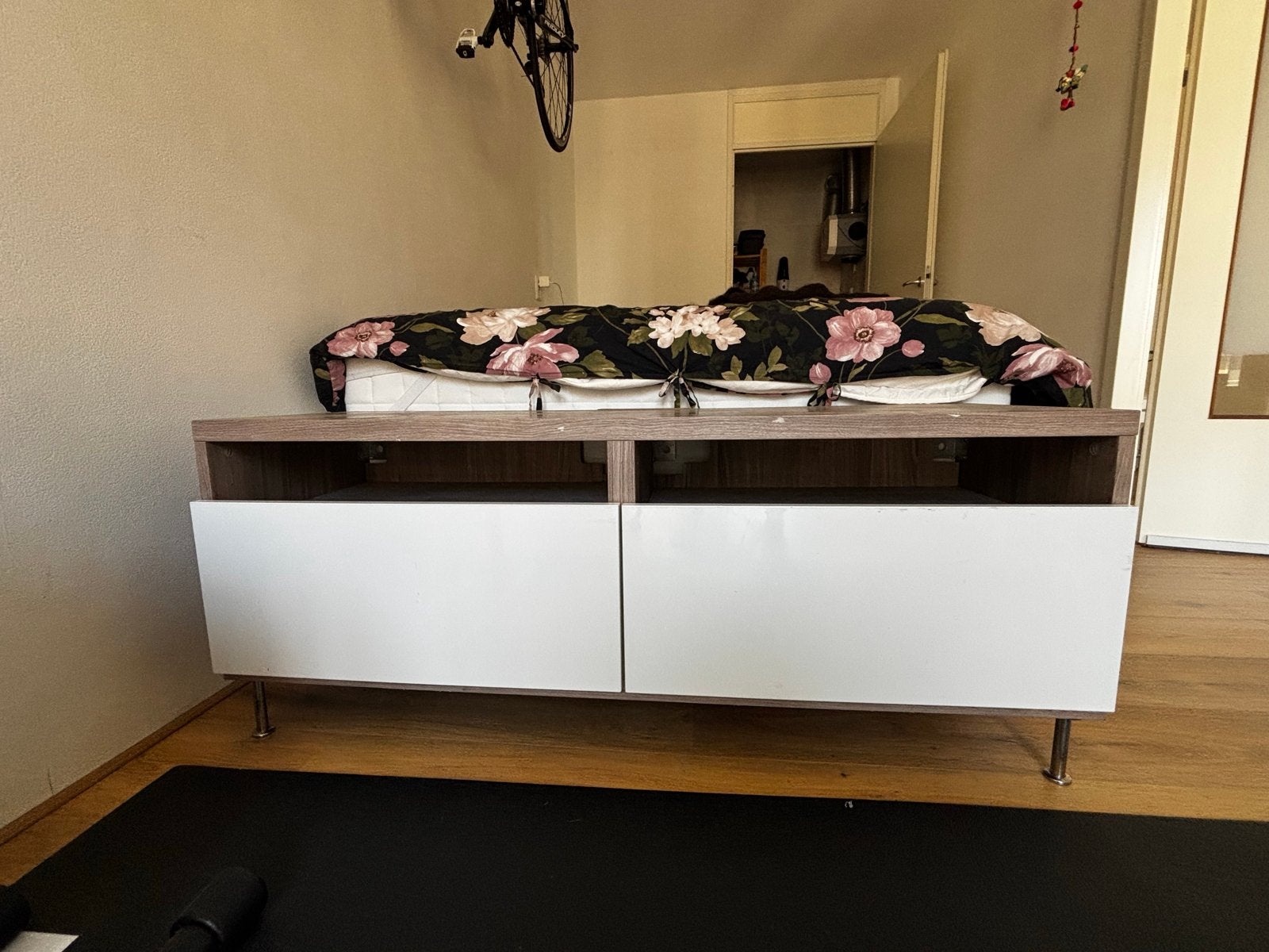 TV-meubel (IKEA) met lades en open vakken