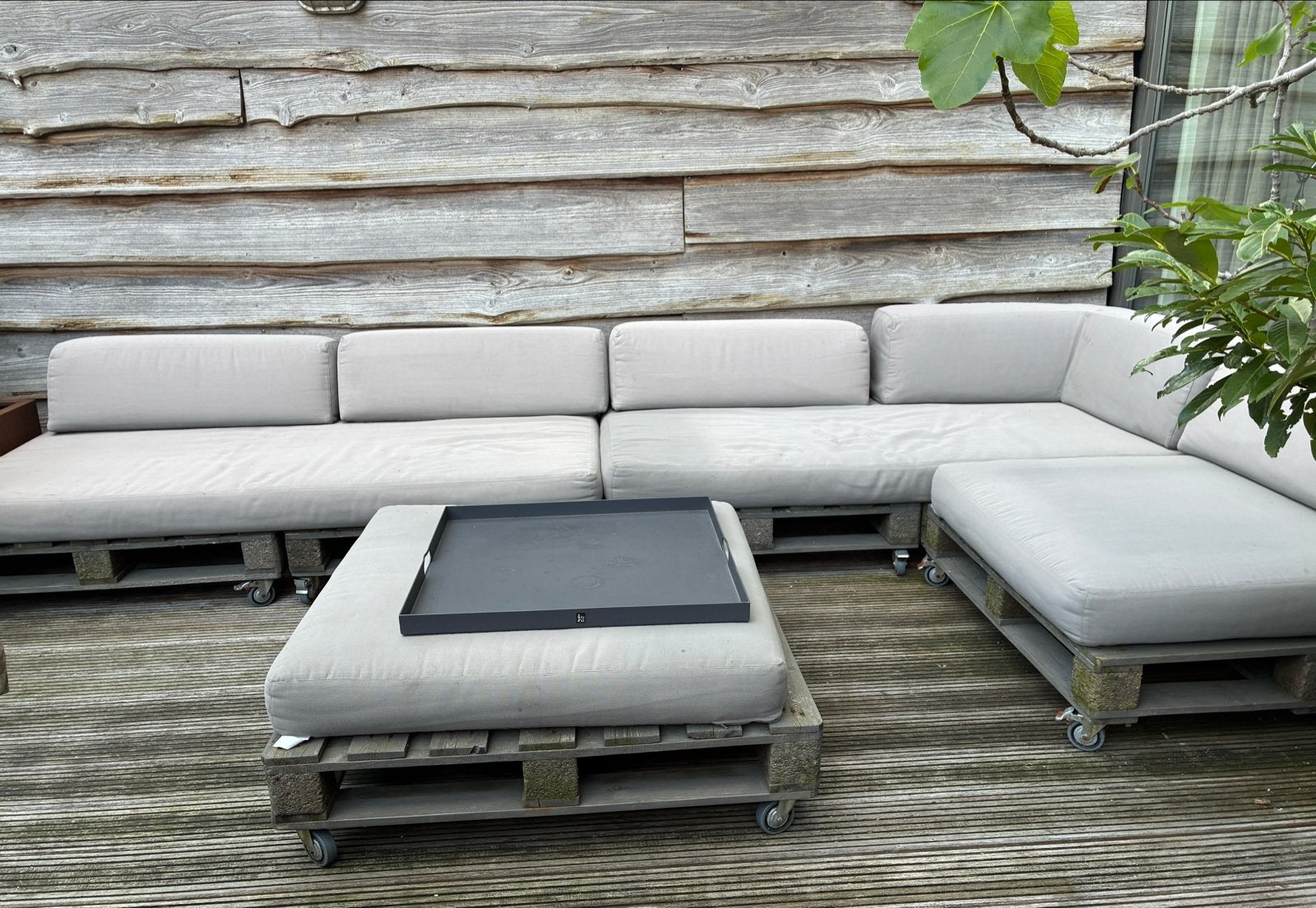 Loungeset van gebeitste pallets met kussens en regenhoes, Gebruikt, Meer dan 8 zitplaatsen, Ophalen of Verzenden, Loungeset