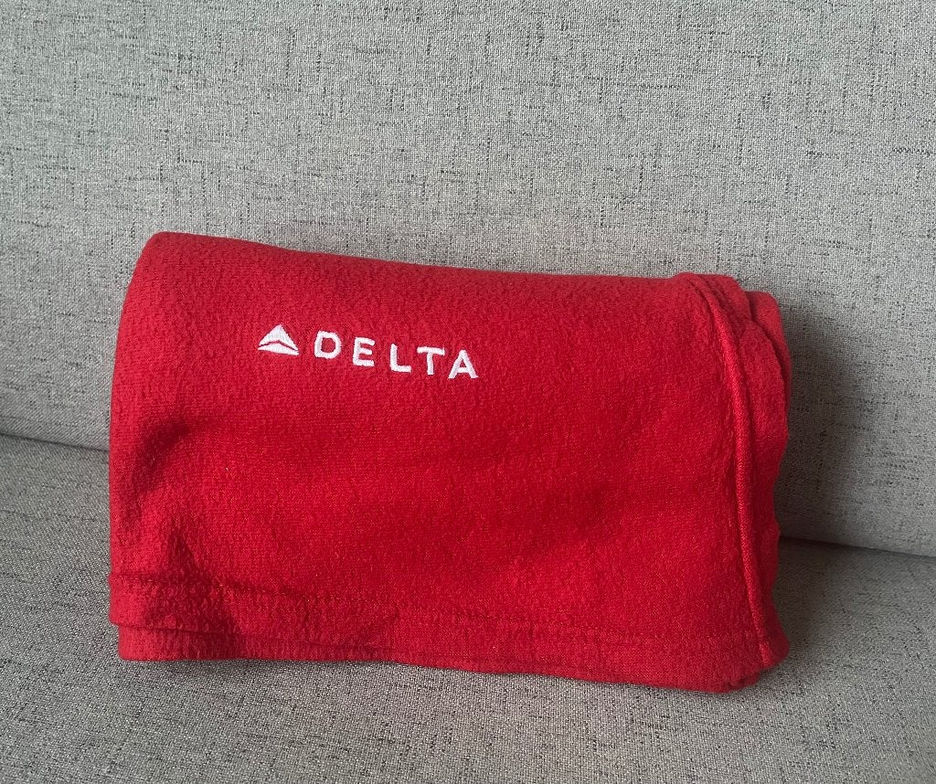 Delta Airlines fleece deken reisdeken rood | 115 x 140 cm, Verzamelen, Ophalen of Verzenden, Overige typen