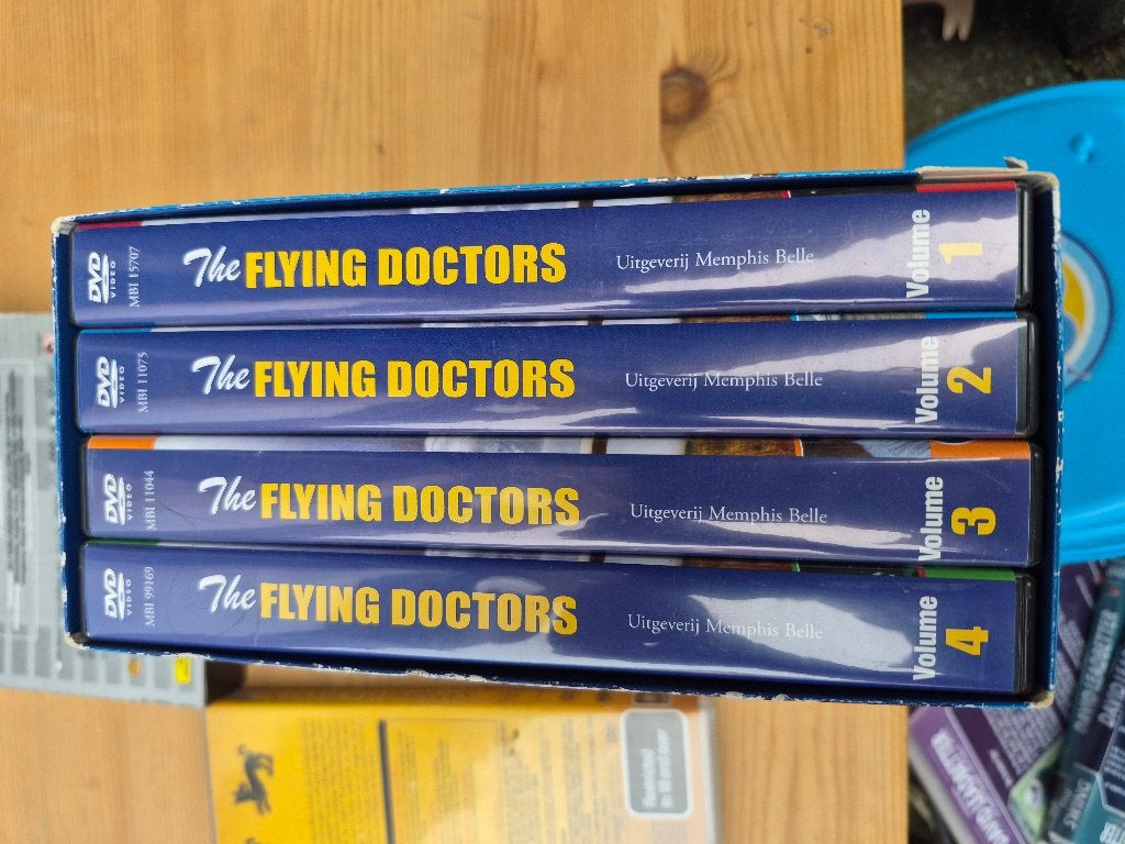 The Flying Doctors / Vol.1 T/M 4 / Druk 1 Van Memphis Belle, Ophalen, Engels, Alle leeftijden, Komedie