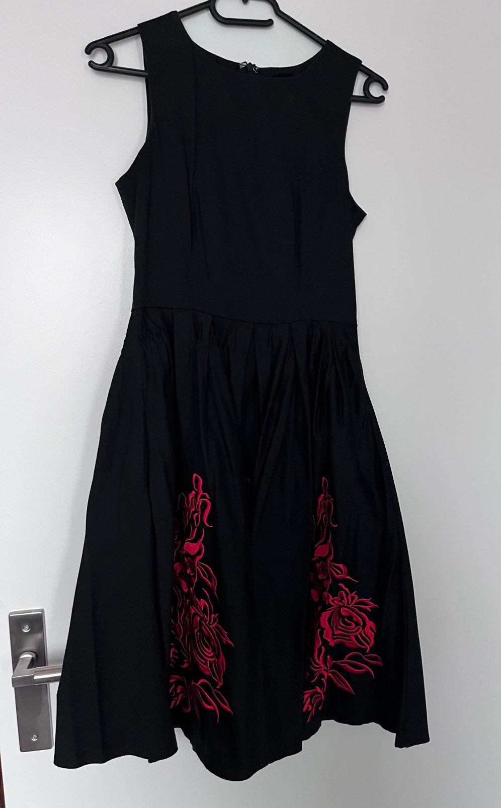 Dolly and dotty swingdress met rode bloemen maat 36 xs, Kleding | Dames, Overige typen, Zwart, Ophalen of Verzenden, Zo goed als nieuw