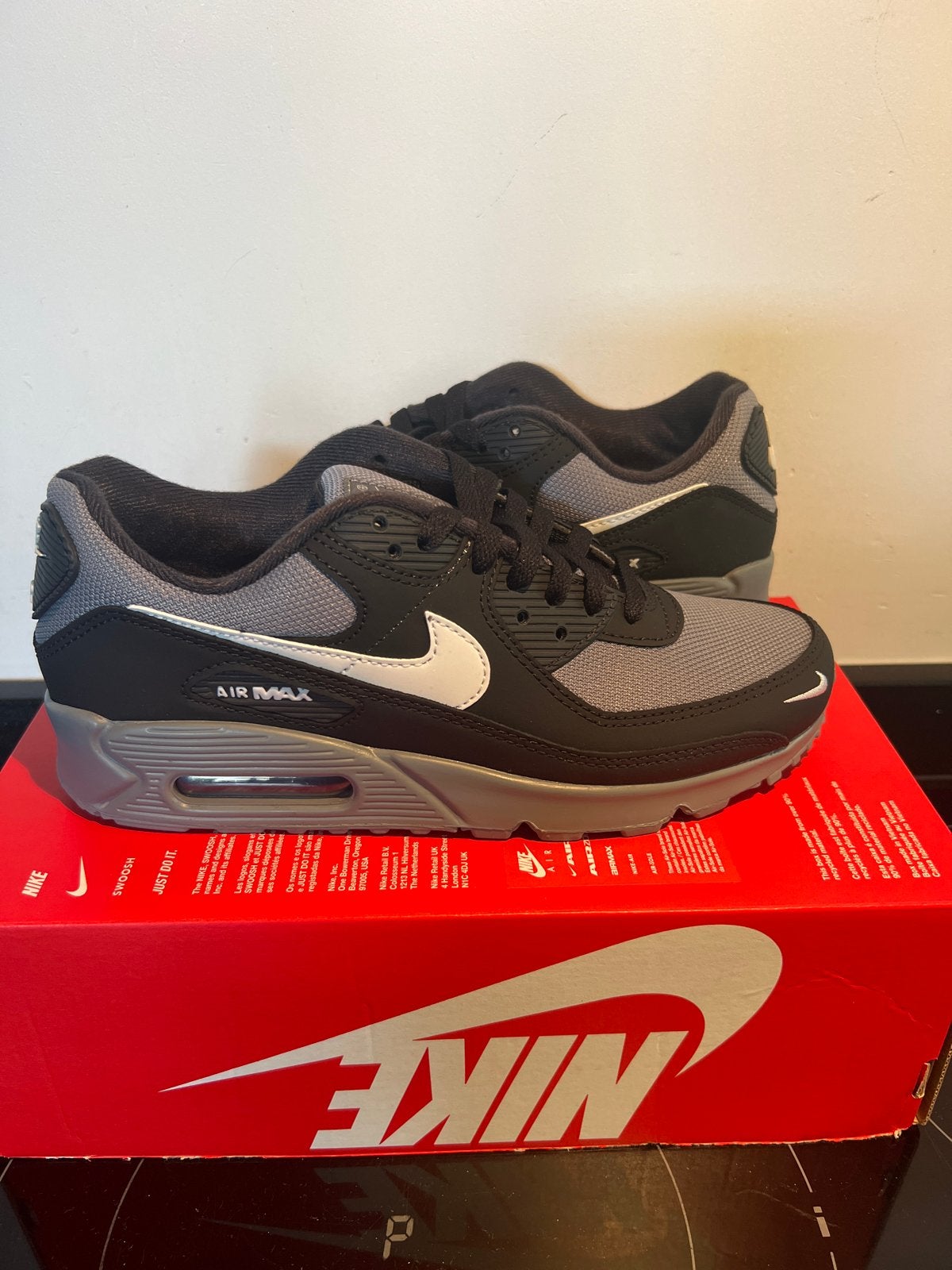 Nike Air Max 90 Black Photon Dust Smoke Grey - Maat 41 Nieuw, Kleding | Heren, Schoenen, Ophalen of Verzenden, Nieuw, Zwart, Sneakers of Gympen