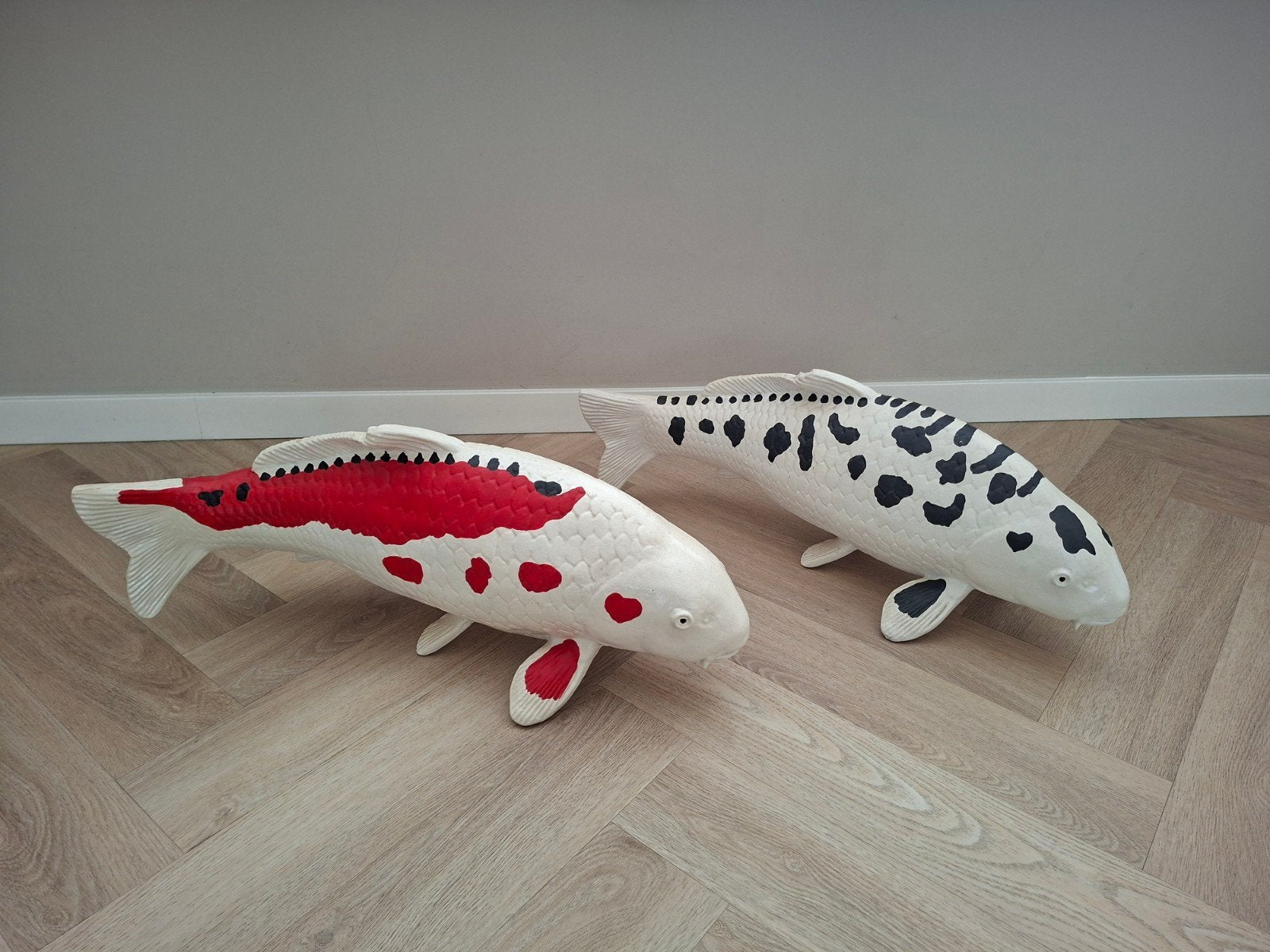 Set van 2 decoratieve Koi karpers - rood en zwart, Ophalen, Zo goed als nieuw, Kunststof
