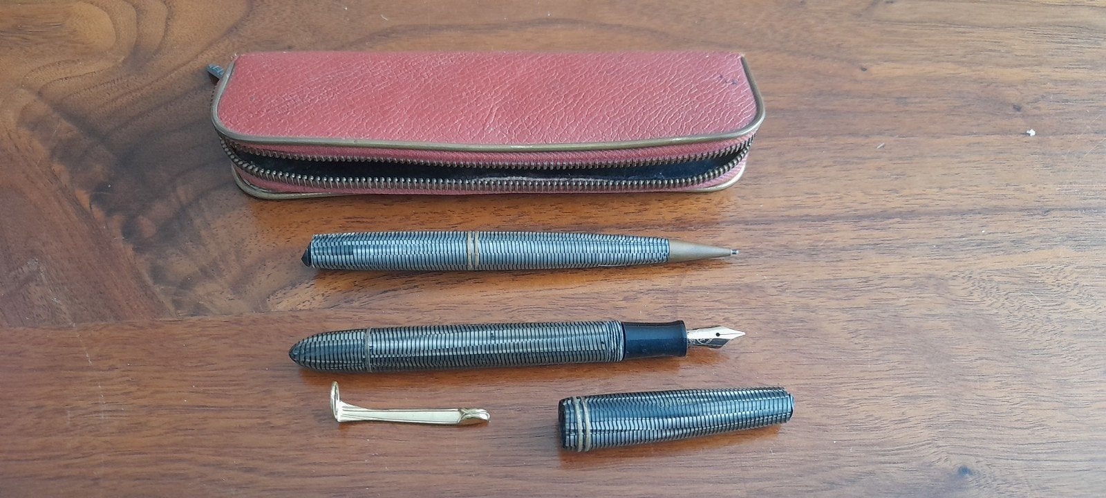 Vulpen Unicum met gouden punt en vulpen in etui opknapper., Verzamelen, Pennenverzamelingen, Ophalen of Verzenden, Gebruikt, Vulpen