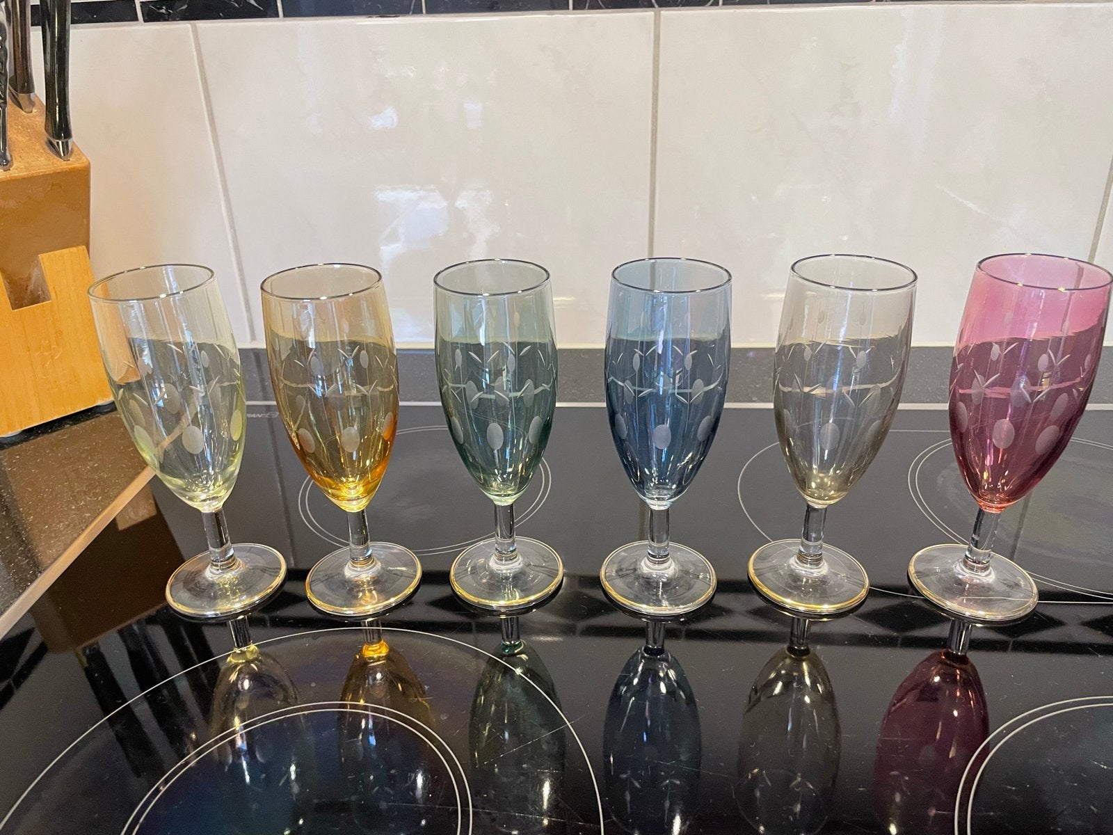 Set van 6 Vintage Gekleurde Wijnglazen met Gouden Rand, Ophalen