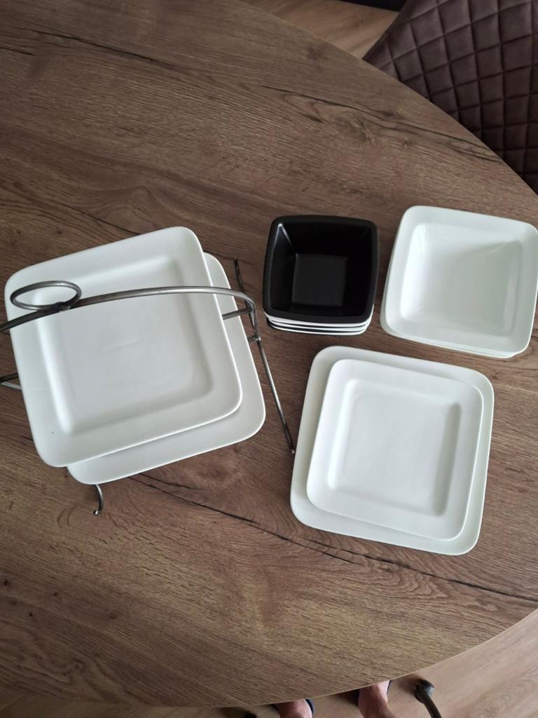 Etagère met borden en schalen, wit en zwart, Ophalen of Verzenden, Gebruikt