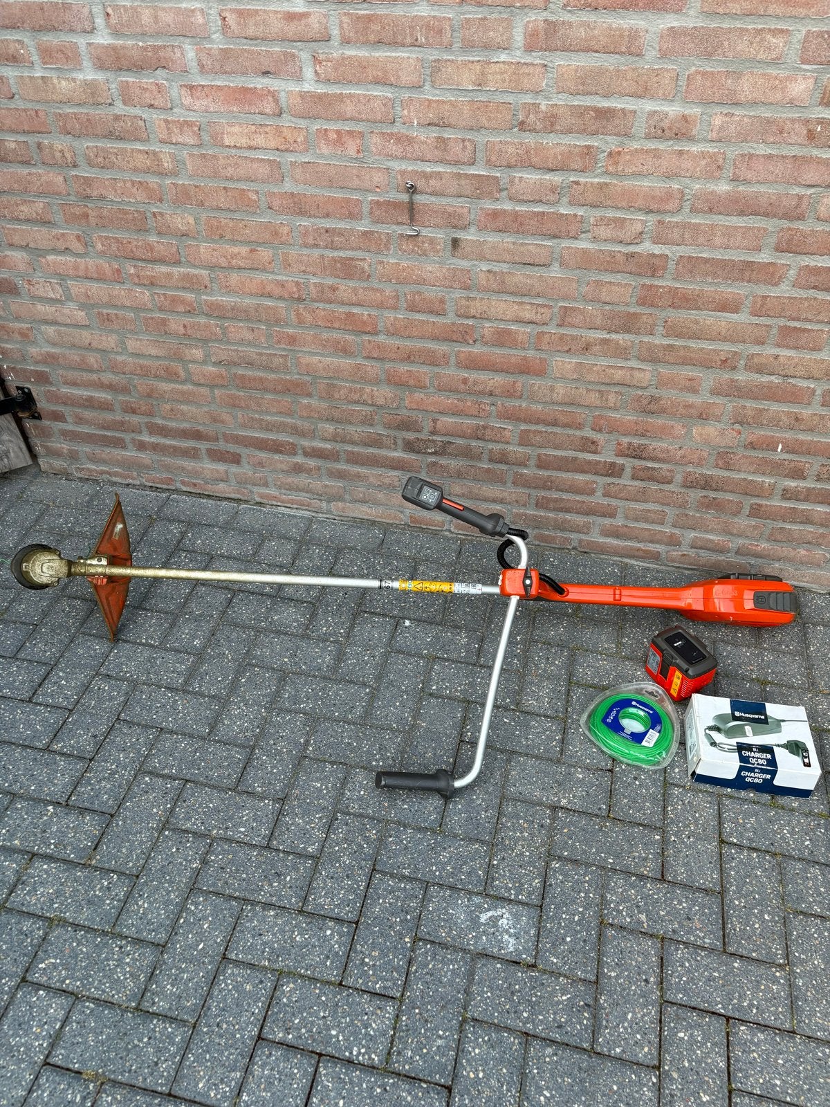 Husqvarna 536LiRX Bosmaaier met 2 accu's, lader en tuigje, Tuin en Terras, Ophalen of Verzenden, Gebruikt, Accu