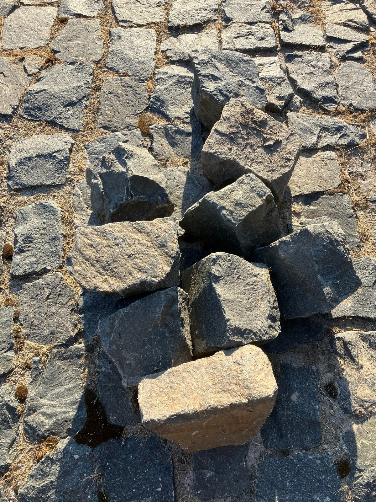 Basalt keien, natuur stenen  +/- 25m2 - Gebruikt, Tuin en Terras, Ophalen, Gebruikt, Klinkers, Natuursteen
