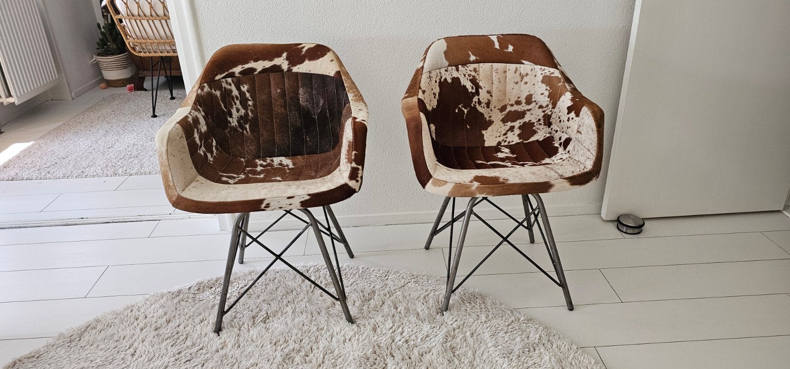 Design (eetkamer) stoelen koeienhuid bruin wit stalen frame, Ophalen, Zo goed als nieuw, Rood, Vijf, Zes of meer stoelen
