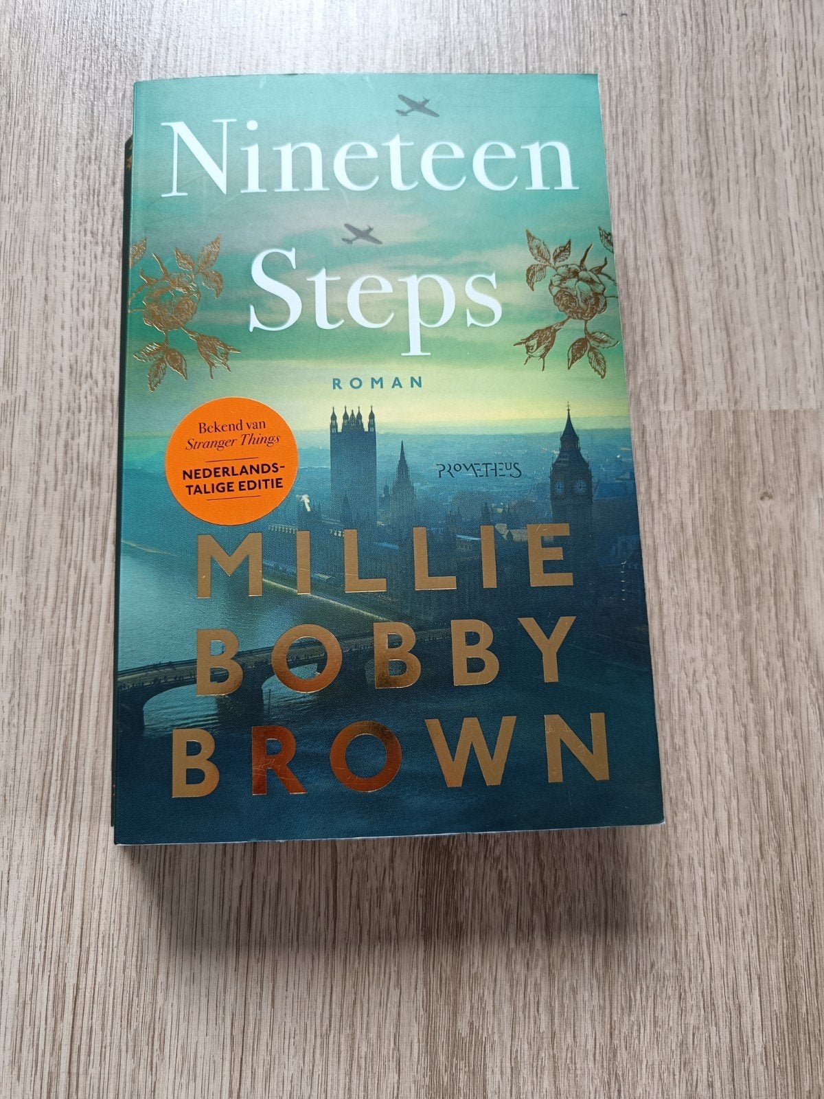 Nineteen Steps - Millie Bobby Brown (Nederlandse editie), Ophalen of Verzenden, Zo goed als nieuw, Millie Bobby Brown, Nederland