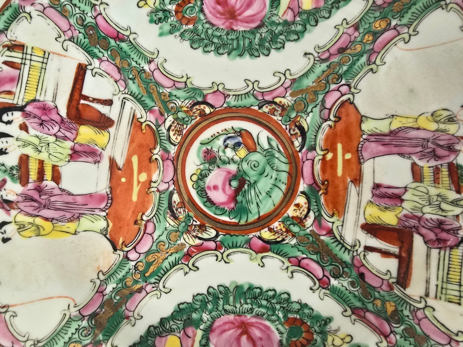 Antiek Chinees porseleinen bord met rozenfamilie decor, Antiek en Kunst, Ophalen of Verzenden