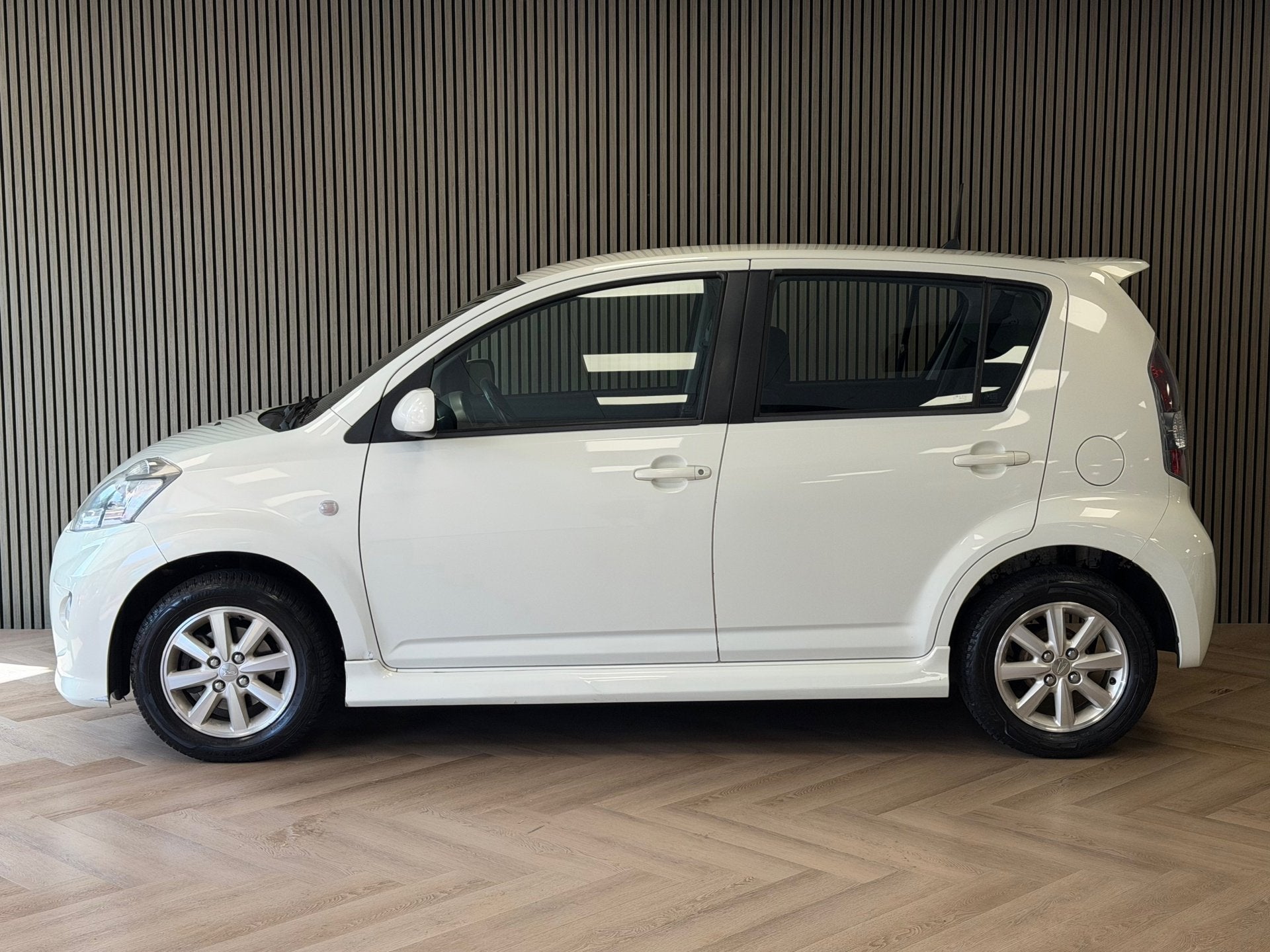 Daihatsu Sirion 2 1.3-16V Supreme AUT., Auto's, Stof, 4 cilinders, Wit, Bedrijf