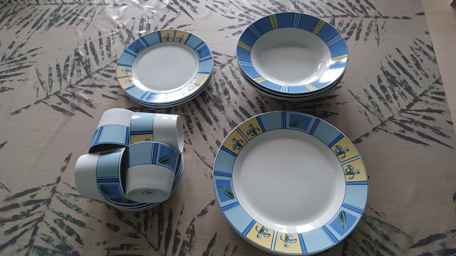 4 delig servies z.g.a.n., Keramiek, Ophalen of Verzenden, Zo goed als nieuw, Overige stijlen