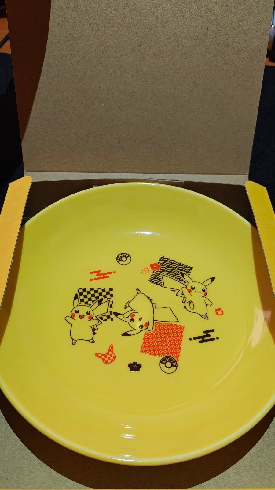 Pikachu's Yellow Plate 2020 New Year Collection *NEW*, Huis en Inrichting, Nieuw, Ophalen of Verzenden, Bord(en), Overige stijlen