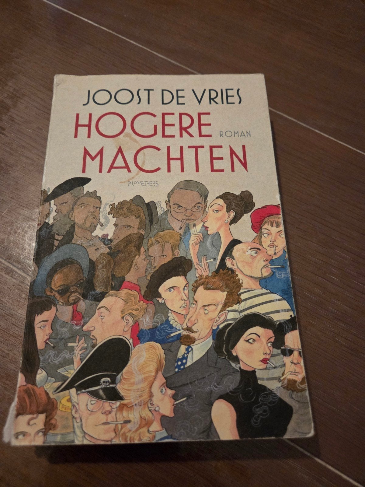 Hogere Machten - Joost de Vries (Roman), Boeken, Ophalen of Verzenden, Gelezen, Joost de Vries, Nederland