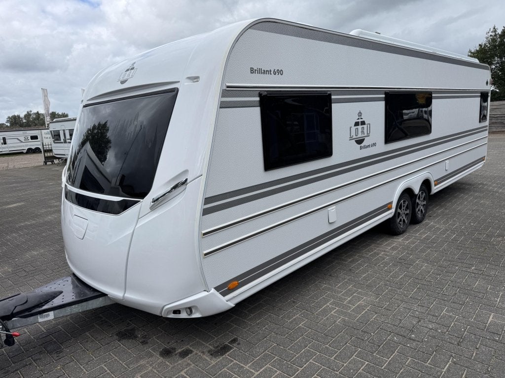 LMC Lord Brillant 690 2021 | Grote badkamer | Queensbed, Bedrijf, Treinzit, 6 tot 7 meter, Overige typen