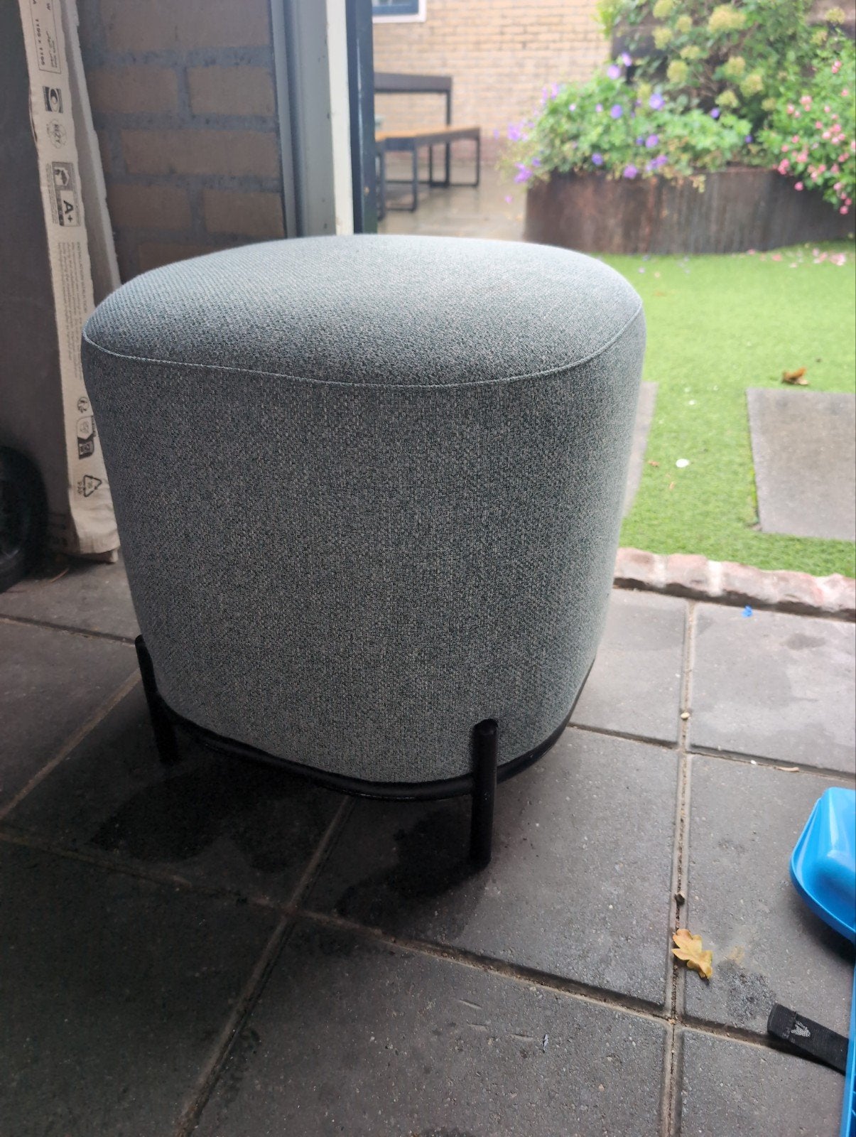 Moderne gestoffeerde poef met metalen onderstel, Ophalen, Minder dan 50 cm, Gebruikt, Modern, Scandinavisch