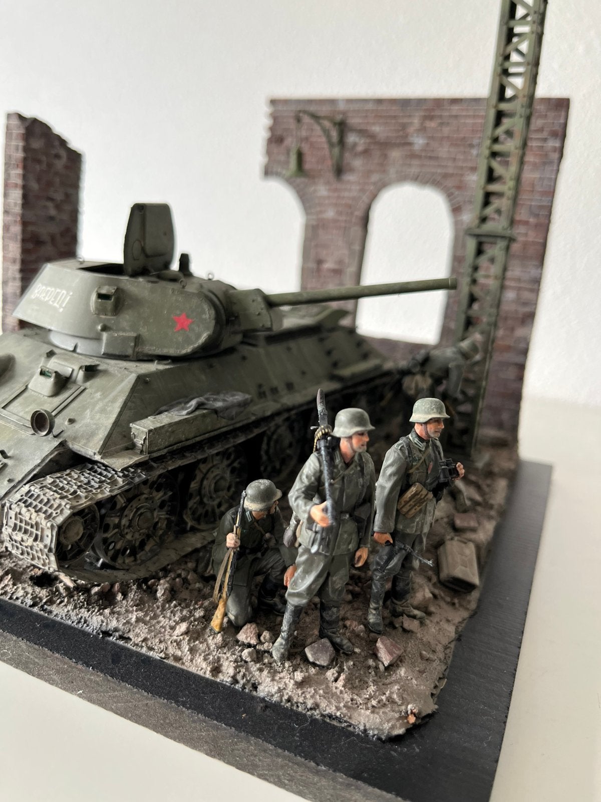 Diorama 1/35 met t34 en verschillende figuren, Hobby en Vrije tijd, Ophalen, Zo goed als nieuw, 1:35 tot 1:50
