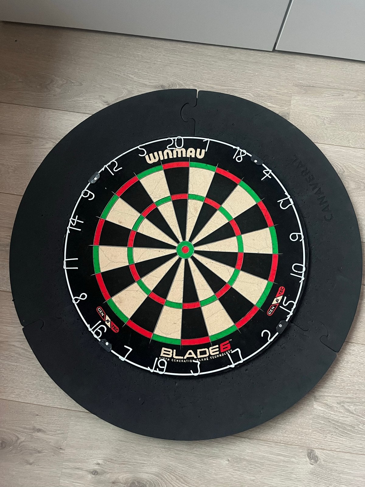 Winmau Blade 6 Dartbord met Surround, Sport en Fitness, Darts, Ophalen of Verzenden, Zo goed als nieuw, Dartbord