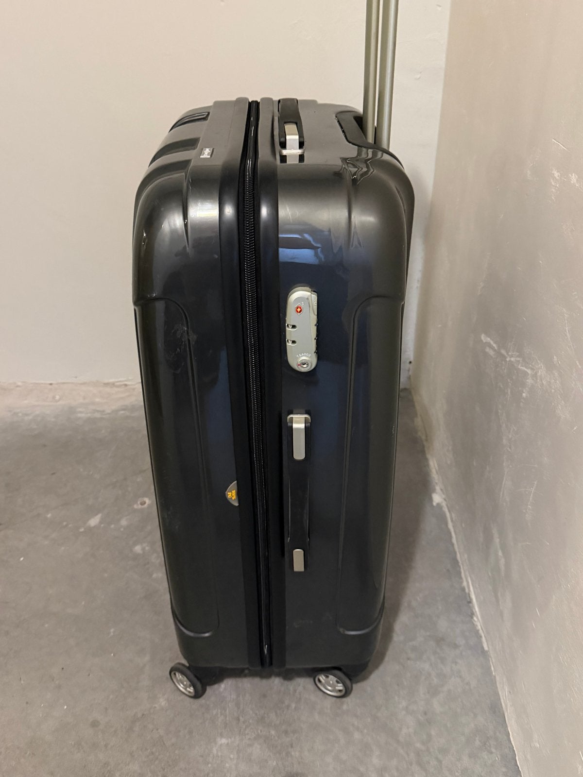 Donkergrijze koffer met wieltjes en uitschuifbare handgreep, Gebruikt, Hard kunststof, Slot, 35 tot 45 cm