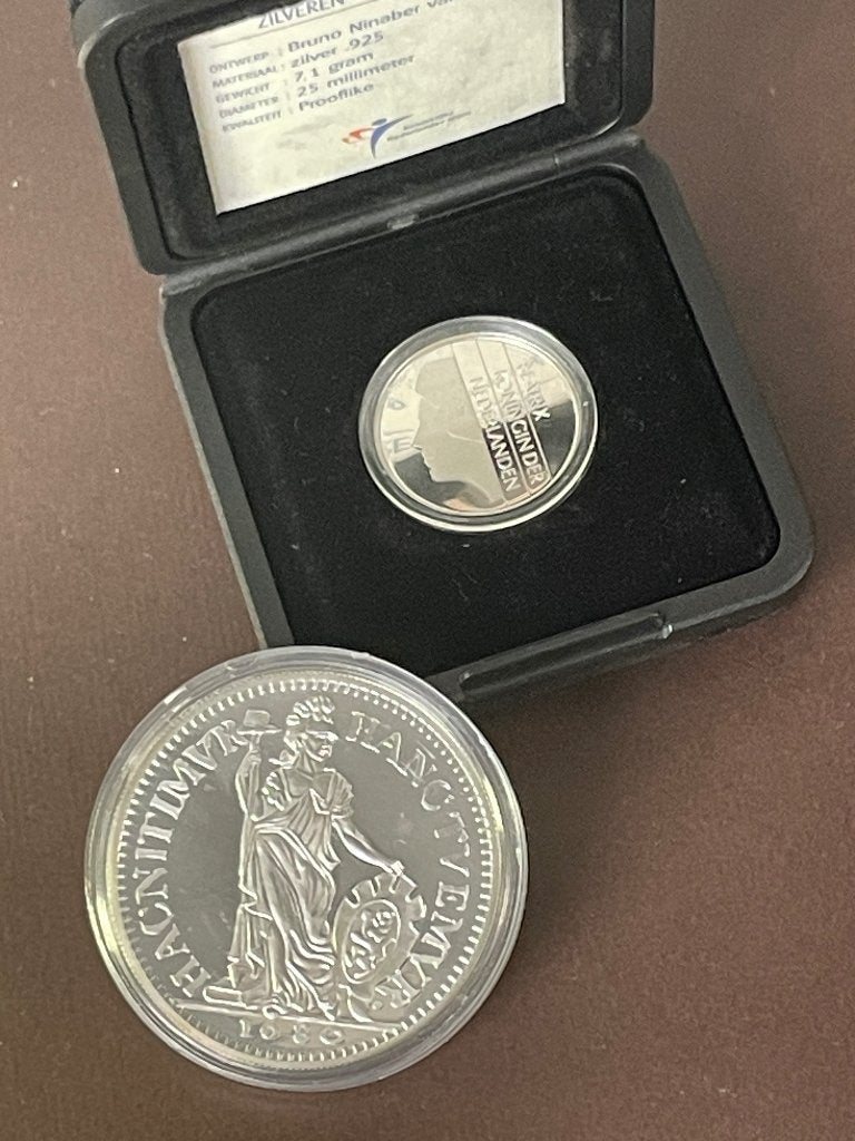 Zilveren gulden 2001 en gulden 1680 replica, Postzegels en Munten, 1 gulden, Koningin Beatrix, Zilver, Ophalen of Verzenden