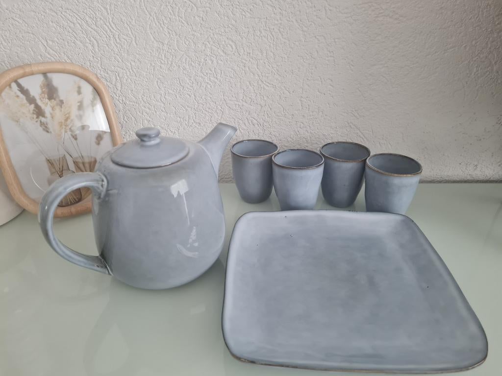 Theeservies Xenos - Theepot, 4 kopjes en schaal, Keramiek, Nieuw, Ophalen of Verzenden, Schaal of Schalen