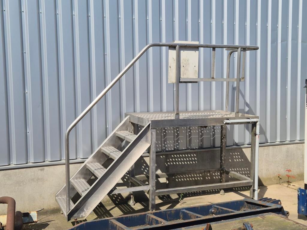 RVS platform met trap - hoogte 122cm, breedte 101cm., Ophalen, Gebruikt, Trap, Minder dan 2 meter
