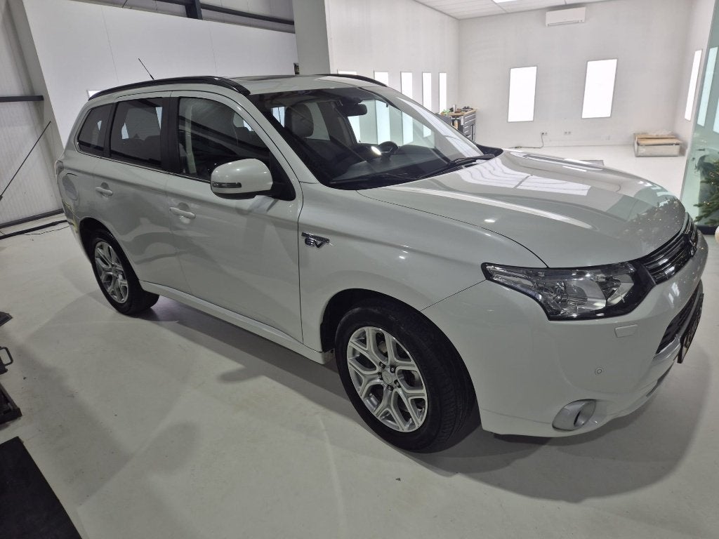 Mitsubishi Outlander 2.0 DOHC MIVEC PHEV 203HP 4WD,, 1998 cc, Outlander, Zwart, Wit