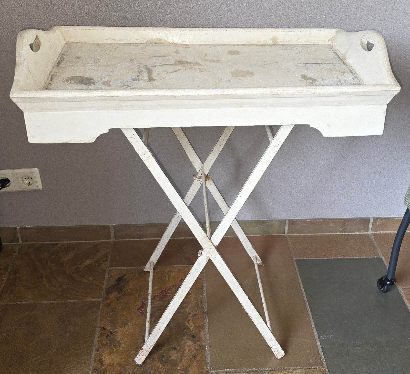 Brocante butlertray met houten dienblad en metalen onderstel, Huis en Inrichting, Woonaccessoires | Dienbladen, Ophalen, Gebruikt