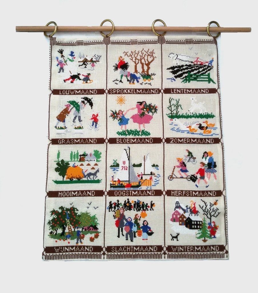 BENAMINGEN MAANDEN VAN HET JAAR 60 x 45 cm WANDKLEED MERKLAP, Hobby en Vrije tijd, Ophalen of Verzenden, Nieuw, Handborduren, Overige typen