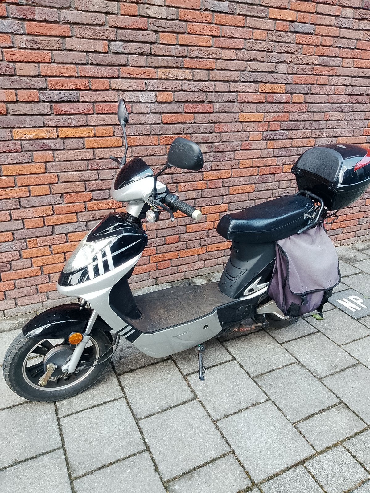 Elektrische scooter met gebruikssporen, Fietsen en Brommers, Snorfietsen en Snorscooters, Ophalen, Gebruikt