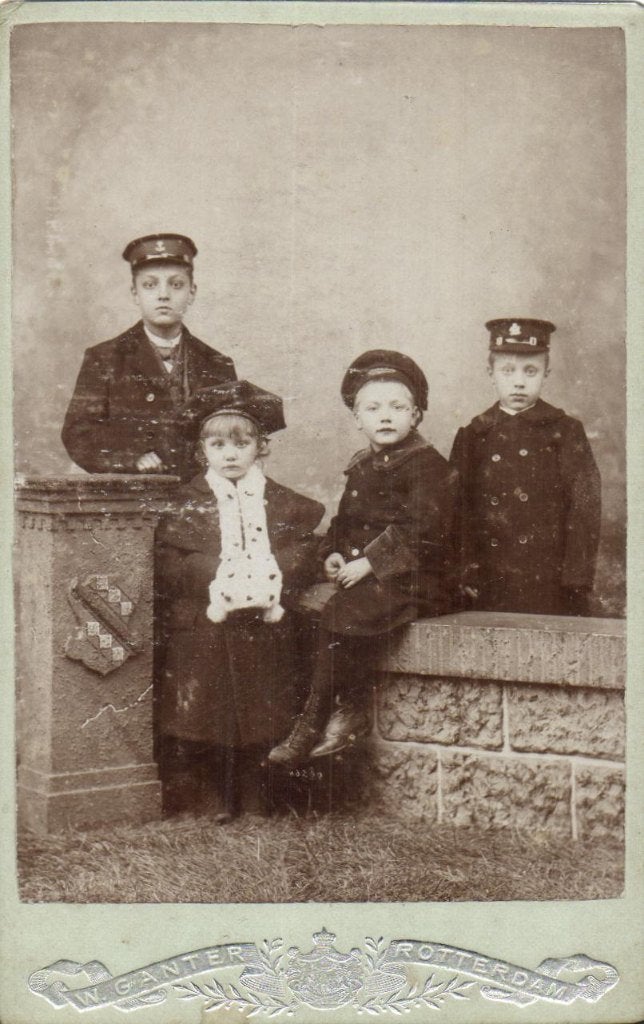 Kabinet foto- W. Ganter -Rotterdam - 4 kindjes in Uniform, Gebruikt, Foto, Ophalen of Verzenden, Voor 1940