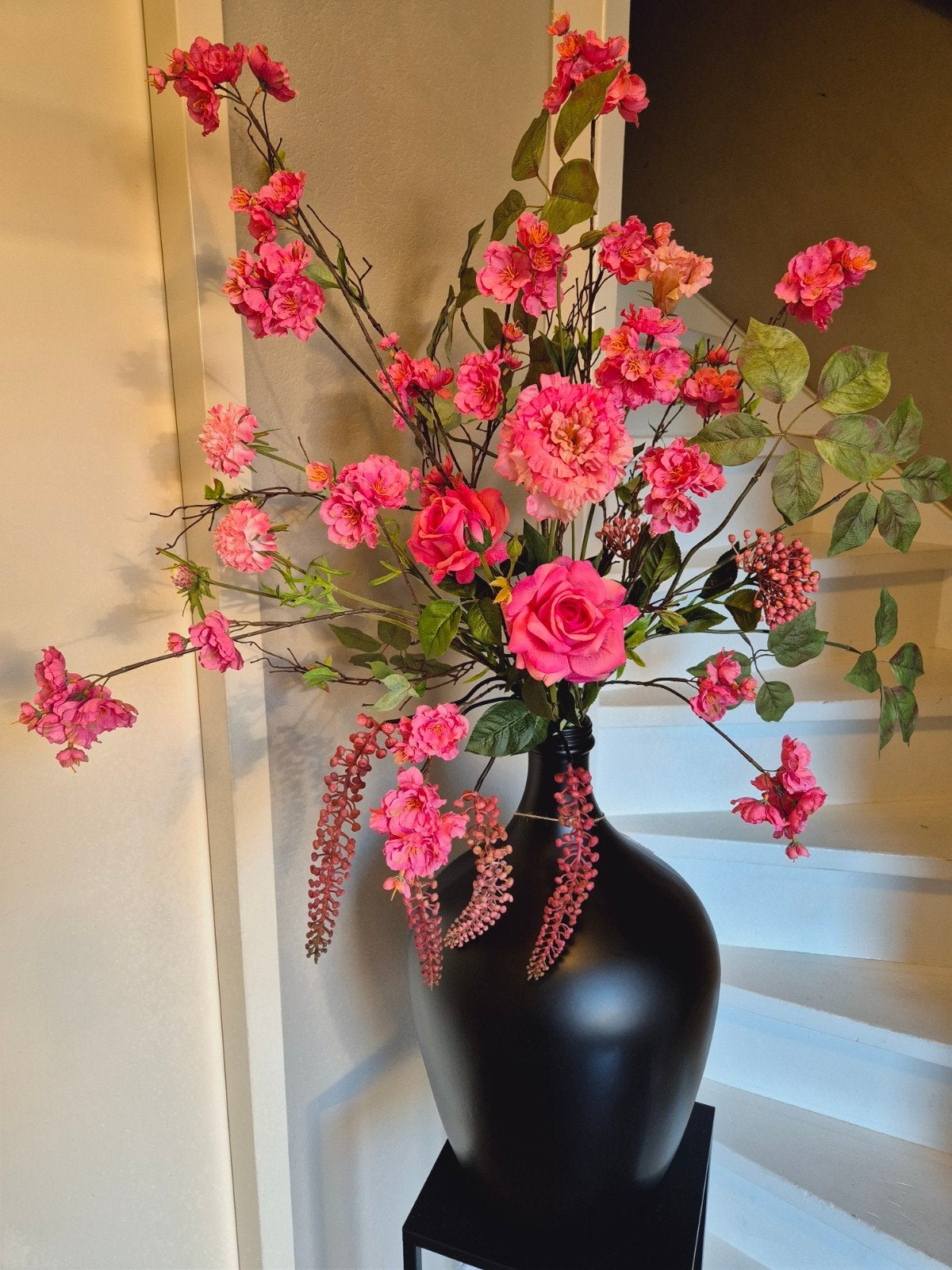 The fuchsia Dream  zwarte vaas met boeket zijden bloemen, Ophalen, Binnen, Roze, Handgemaakt