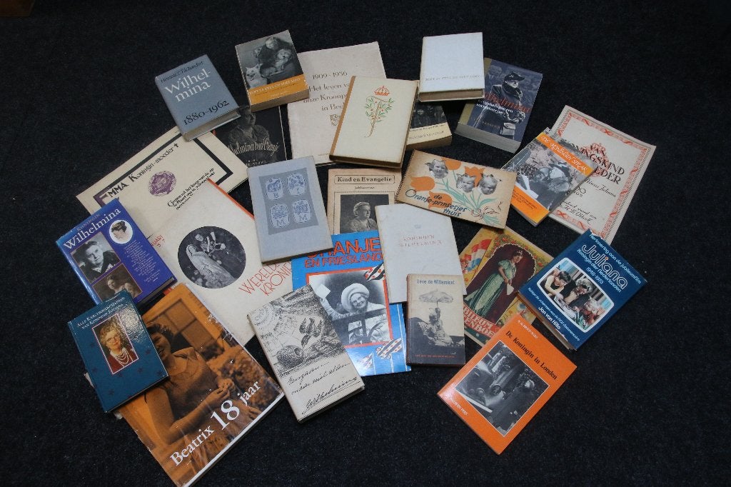 Doos/partij boeken Koningshuis 24 stuks, Ophalen of Verzenden, Gelezen