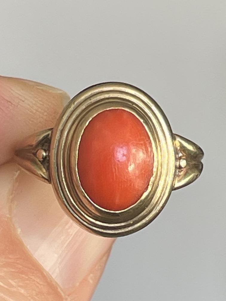 8 karaat geelgouden vintagering met bloedkoraal, Sieraden, Tassen en Uiterlijk, Ophalen of Verzenden