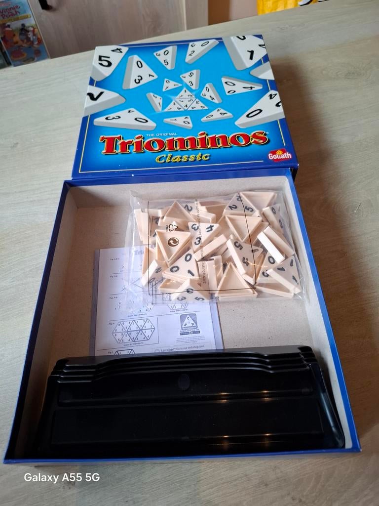 Triominos Classic - Het originele driehoekige dominospel, Goliath BV, Ophalen of Verzenden, Zo goed als nieuw, Een of twee spelers