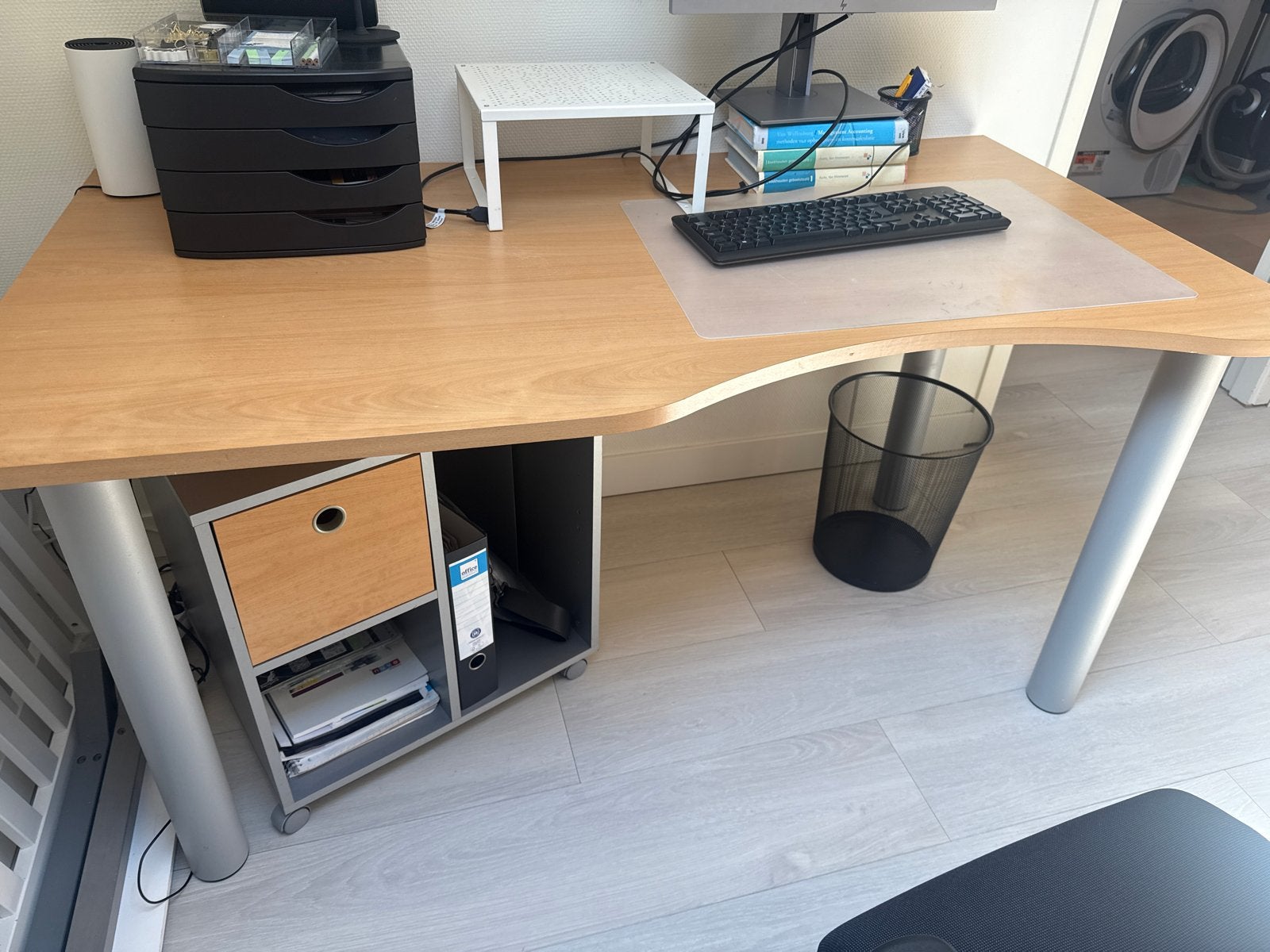 Gratis afhalen. Ruim bureau met ladeblok en opbergruimte, Huis en Inrichting, Ophalen, Gebruikt, Bruin, Overige merken