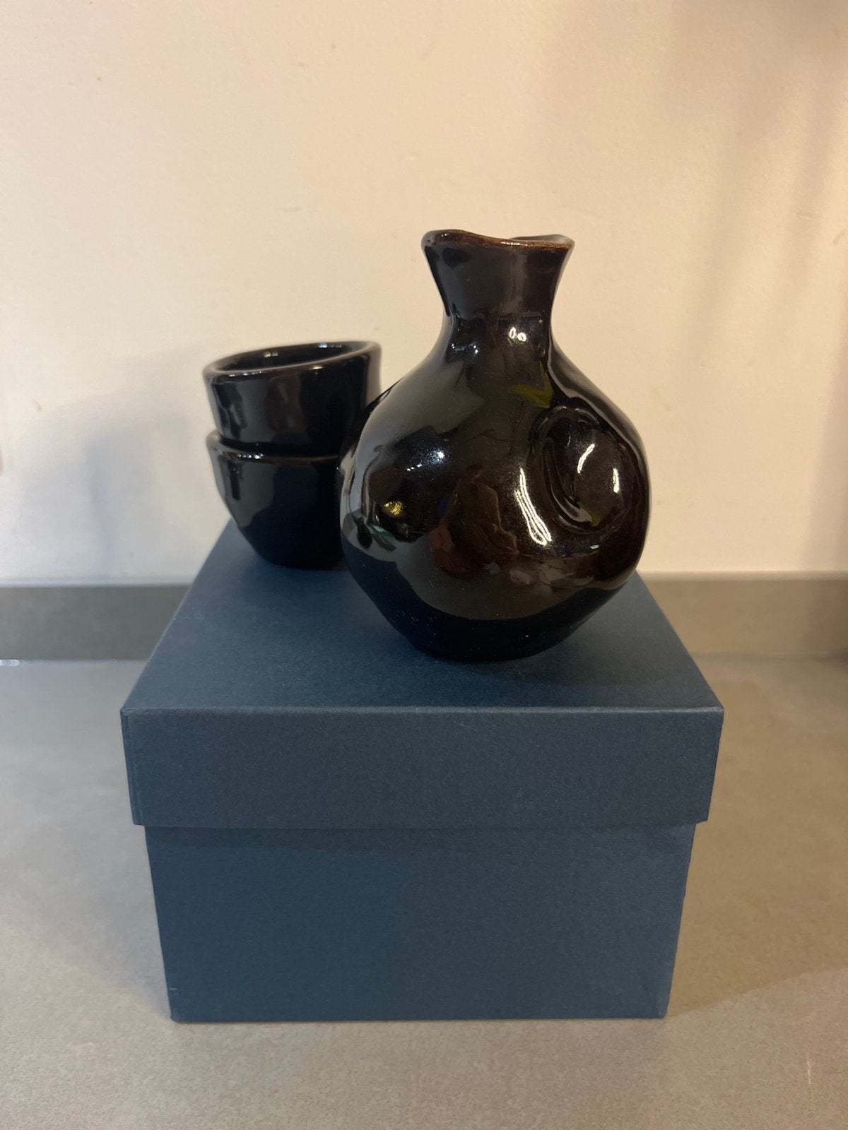 Sake set: fles en twee kopjes, Ophalen of Verzenden