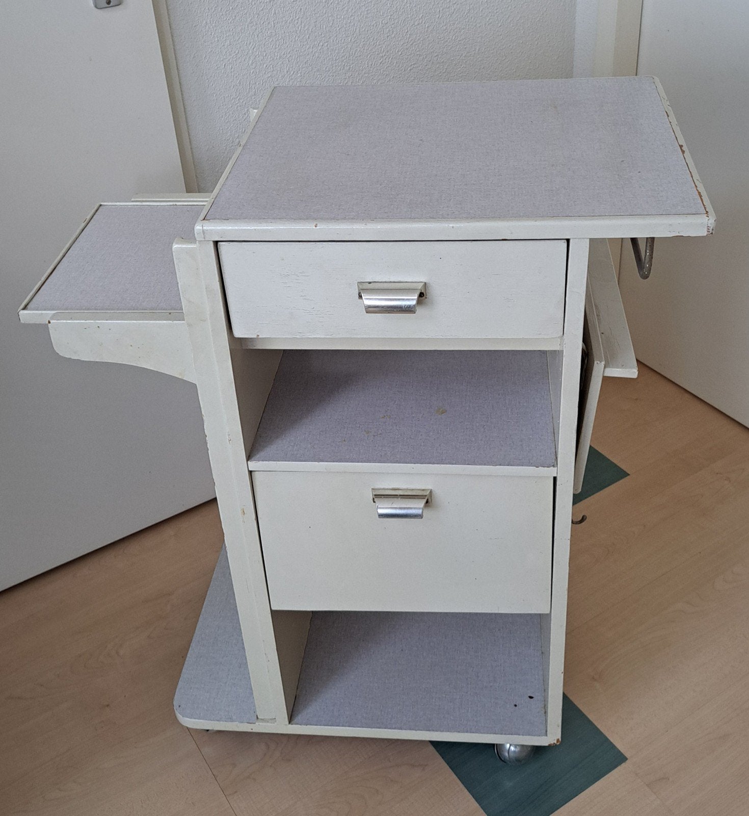 Vintage ziekenhuis bedkastje / Bijzettafel op Wielen, Ophalen