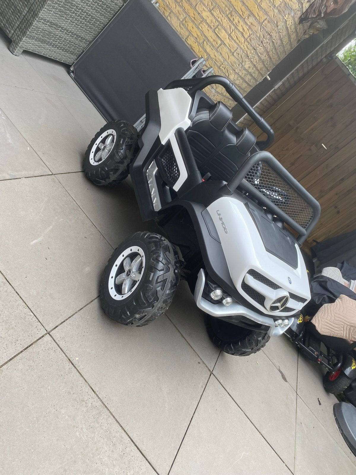 Mercedes Unimog kinderauto met afstandsbediening., Kinderen en Baby's, Speelgoed | Buiten | Accuvoertuigen, Ophalen, Zo goed als nieuw