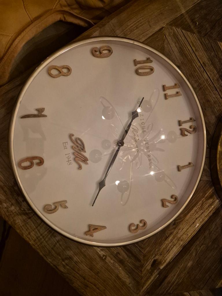Riviera Maison Milano Klok - Wit - Hout, Huis en Inrichting, Woonaccessoires | Klokken, Ophalen, Zo goed als nieuw, Analoog, Wandklok