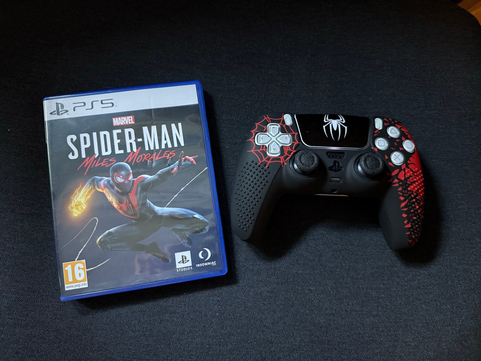 PS5-controller + Spider-Man: Miles Morales (met cover), Spelcomputers en Games, Avontuur en Actie, Gebruikt, 1 speler, Eén computer